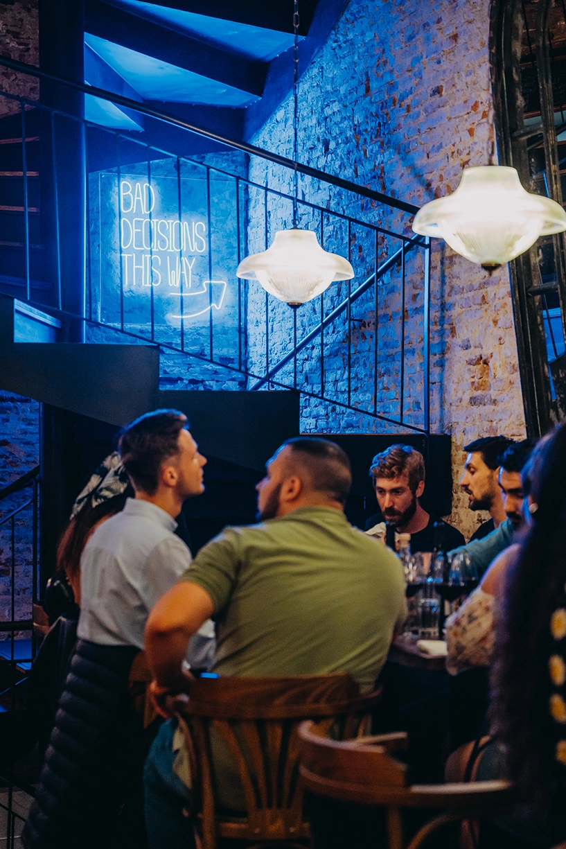 decisões baixas do pub social selvagem desta forma