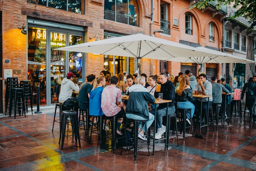 sauvage social pub grande terrasse parasols