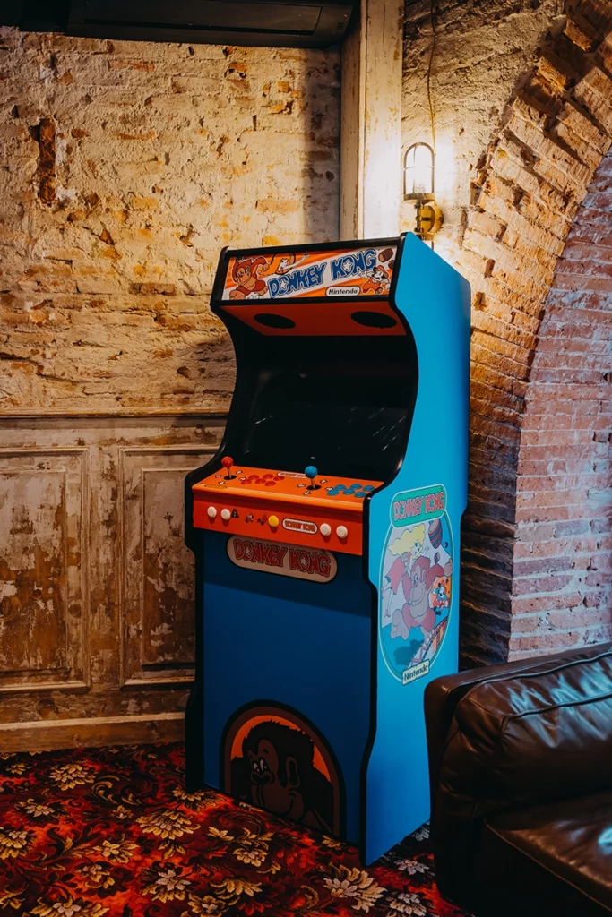 sauvage social pub jeux d'arcade soirée entre potes famille amis collègues