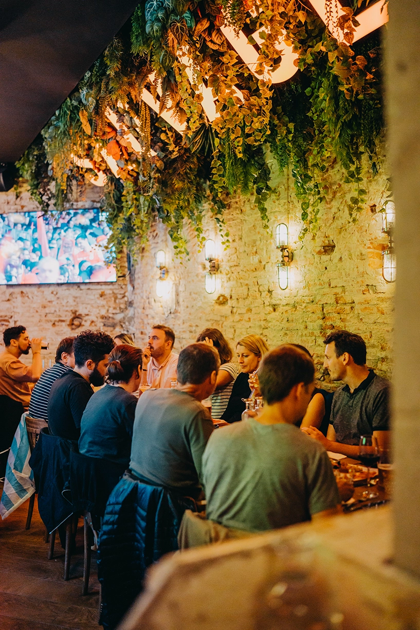 noite social selvagem num pub com amigos comer beber reservar