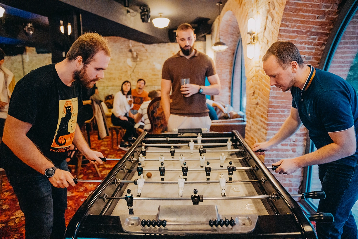 pub social salvaje noche de amigos reserva de juegos de futbolín